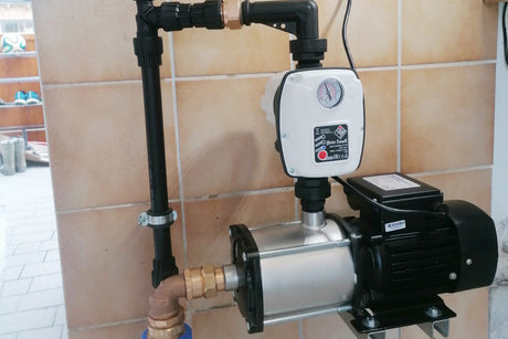 Moderne Lösung für die Gartenbewässerung: Oberwasserpumpe mit Brio Tank Steuerung